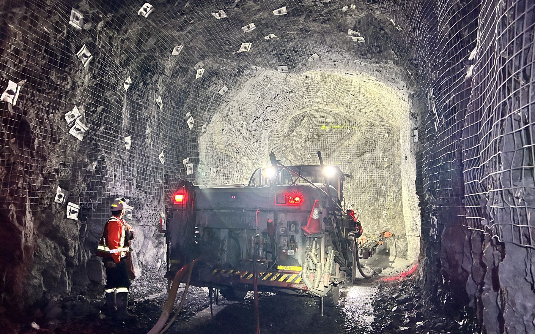Development jumbo drilling at the face underground