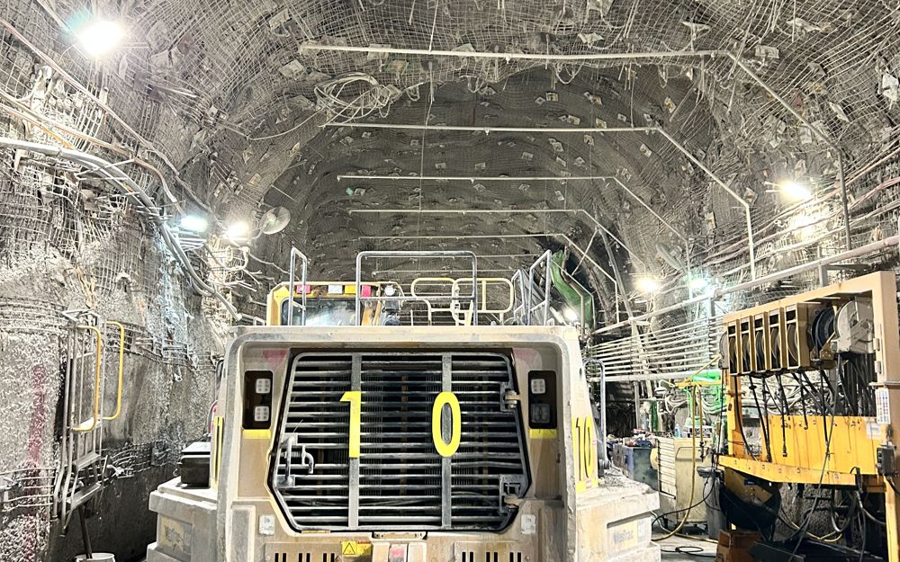Underground loader in a meshed drive