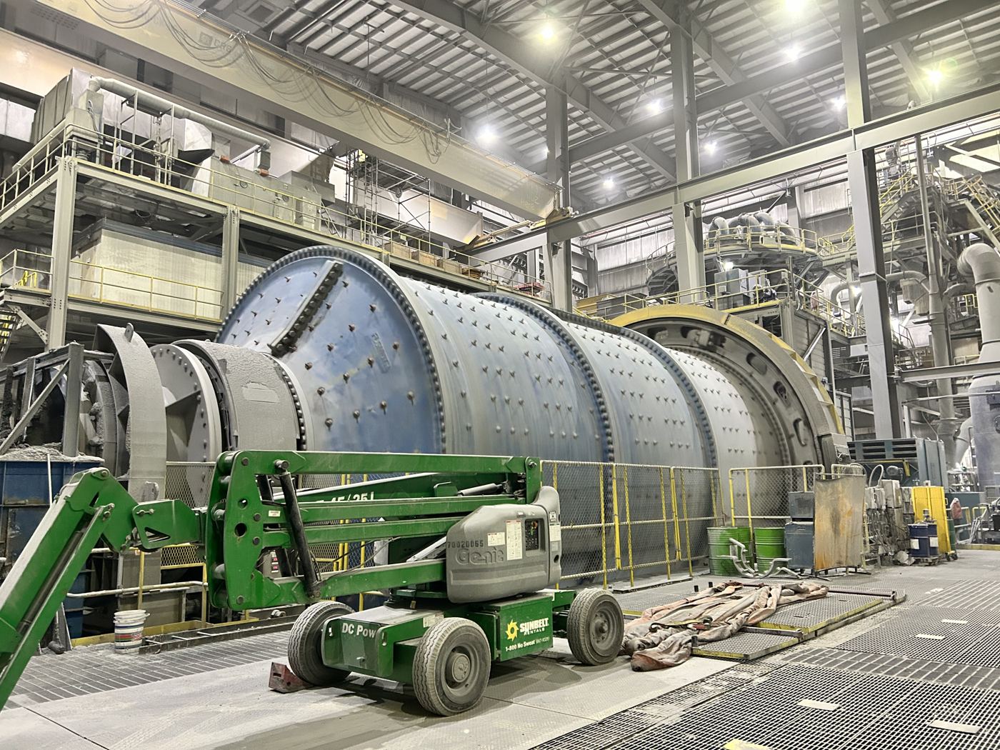 Grinding mill in a process plant