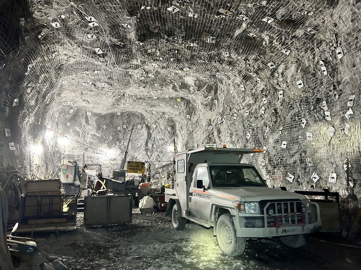 Light vehicle in a meshed underground drive